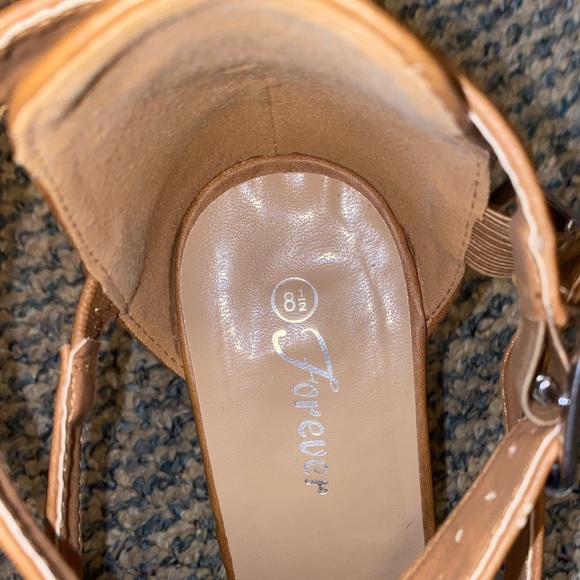 Tan heels - Picture 4 of 4